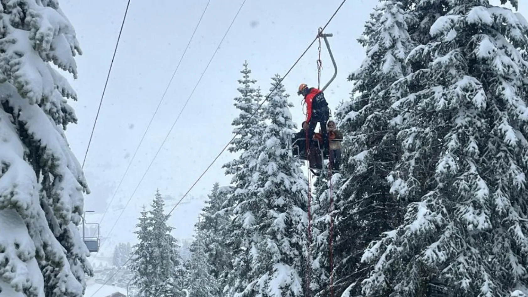 Uludağ'da telesiyej arızası: 52 tatilci kurtarıldı, 8 kişiyi kurtarma çalışması sürüyor