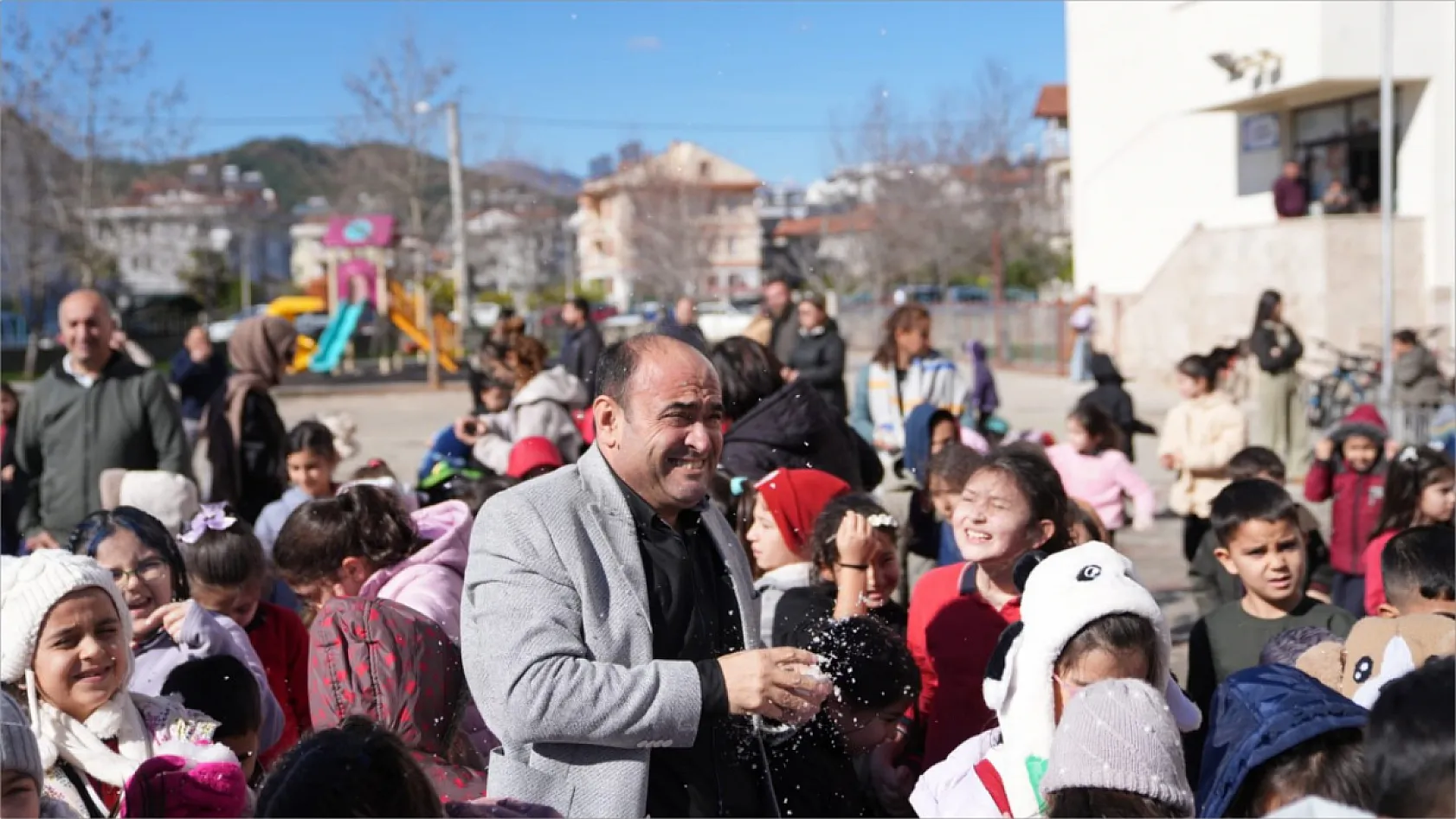 Mesut Emir'in Mesajı Karşılık Buldu: Okul Bahçesine Kar Getirildi