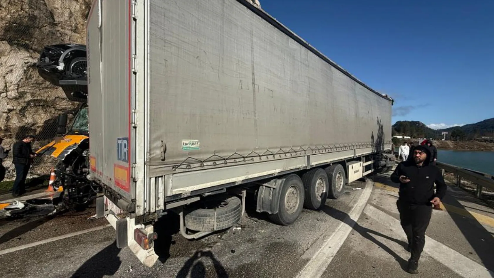 Isparta–Antalya yolunda feci kaza: 1'i ağır 2 yaralı