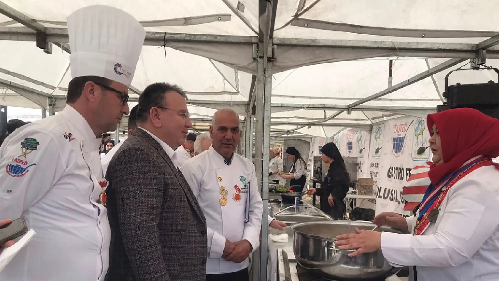 FODER Başkanı Bülent Uysal, Gastro Fethiye'de öğrencilerin ödüllerini verdi