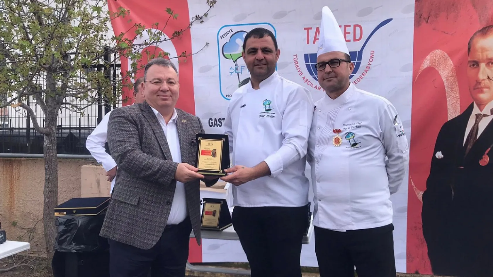 FODER Başkanı Bülent Uysal, Gastro Fethiye'de öğrencilerin ödüllerini verdi