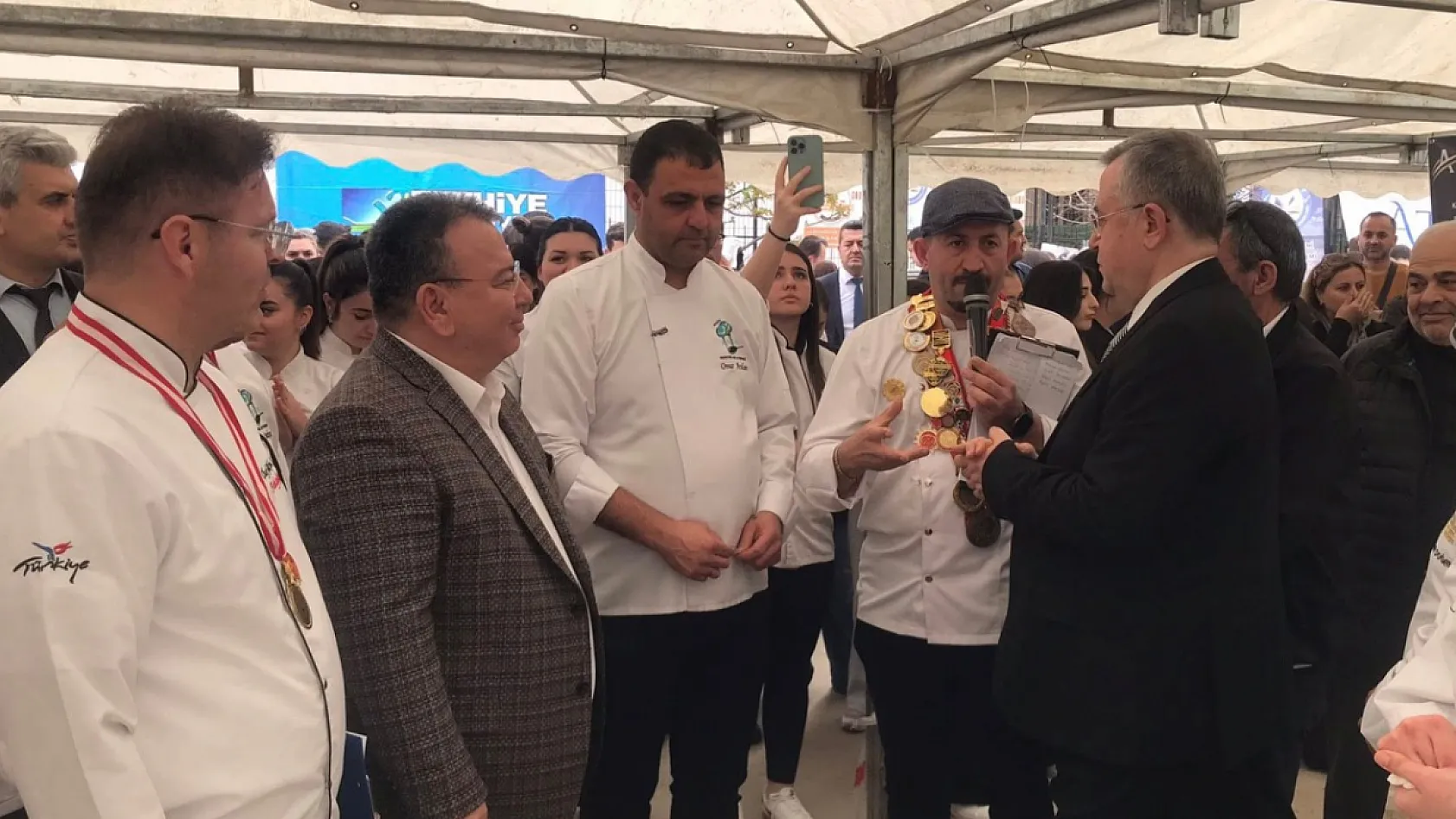 FODER Başkanı Bülent Uysal, Gastro Fethiye'de öğrencilerin ödüllerini verdi