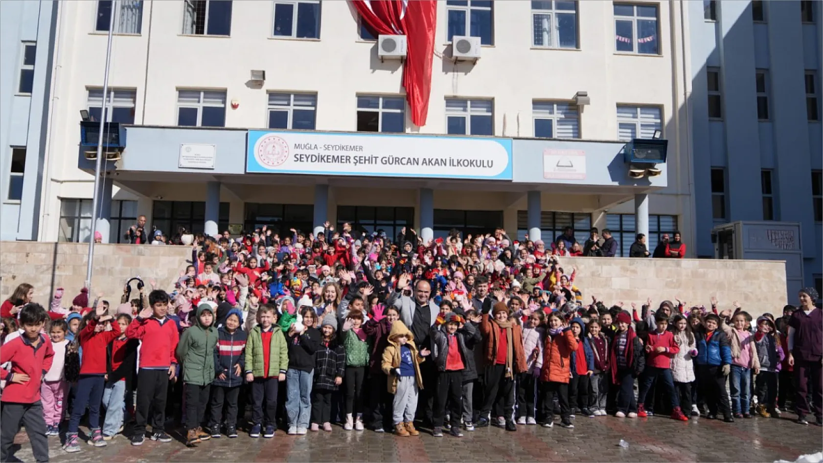 Mesut Emir'in Mesajı Karşılık Buldu: Okul Bahçesine Kar Getirildi