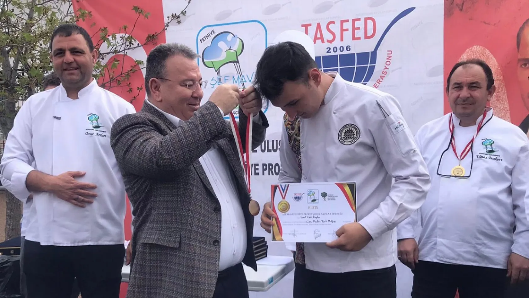 FODER Başkanı Bülent Uysal, Gastro Fethiye'de öğrencilerin ödüllerini verdi