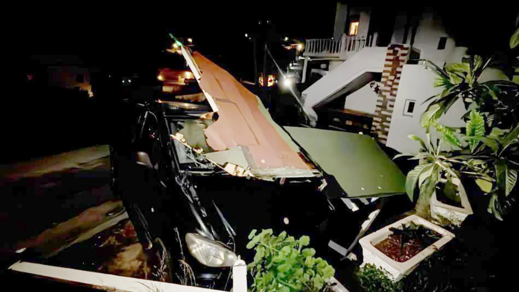Bodrum'da Fırtına Etkili Oldu: Sundurma Araçların Üzerine Yıkıldı