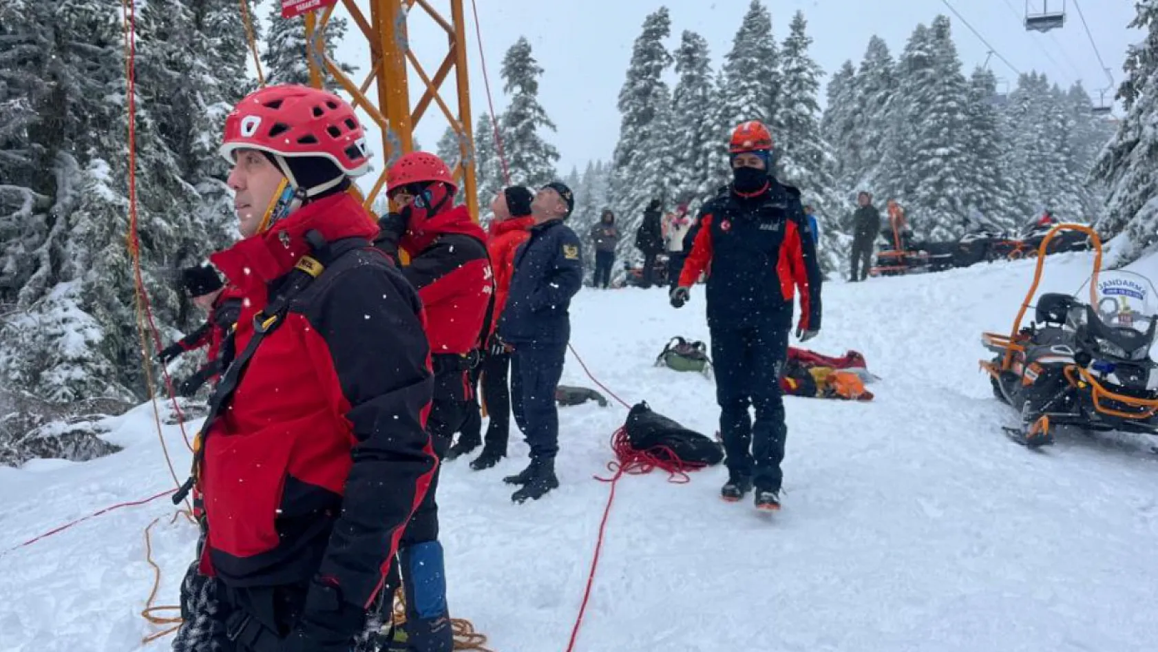 Uludağ'da telesiyej arızası: 52 tatilci kurtarıldı, 8 kişiyi kurtarma çalışması sürüyor