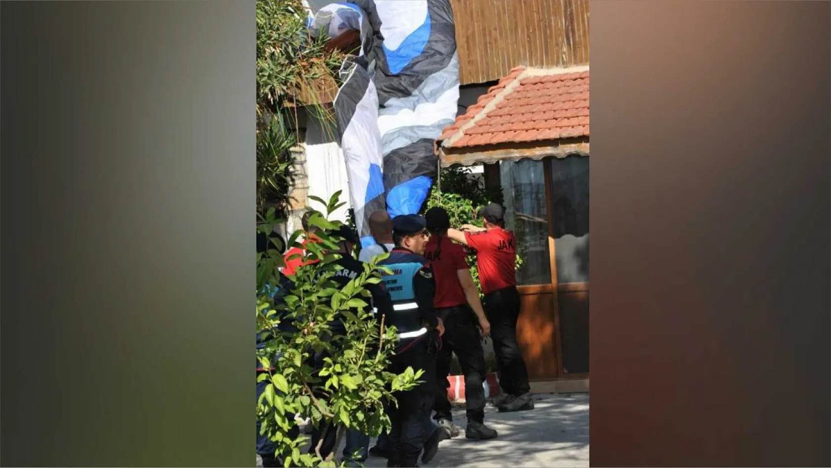 Fethiye'de İsviçreli paraşütçü, karakol binasının çatısına düştü