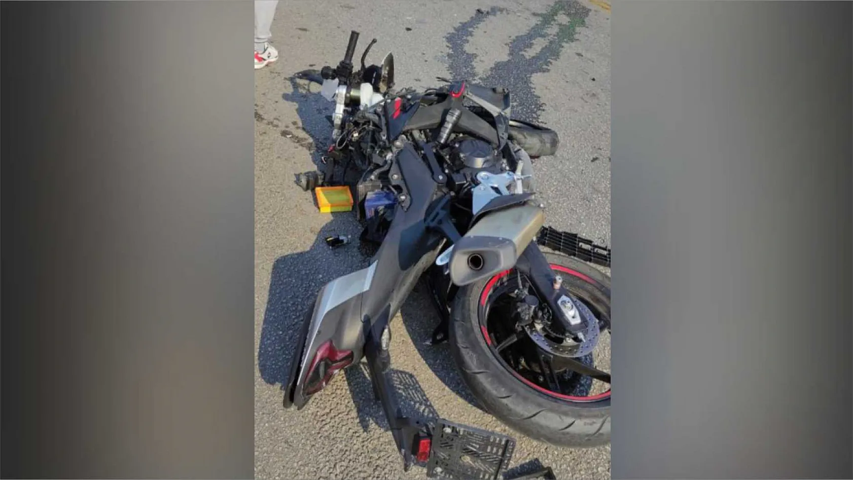 Ters şeritten gelen araç motosikletle kafa kafaya çarpıştı 1 ölü 1 yaralı