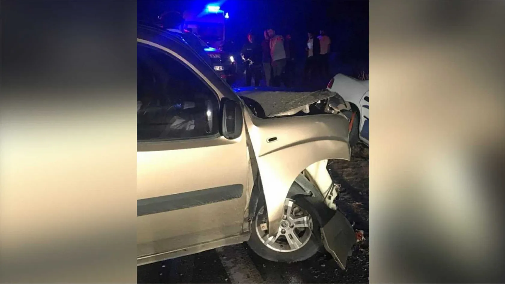 İki otomobil kafa kafaya çarpıştı: 1 ölü, 1'i ağır 4 yaralı