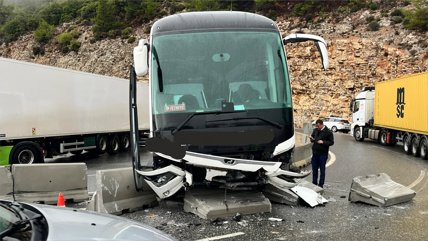 Fethiye'ye Doğru Yola Çıkan Otobüs Kaza Yaptı: 5 Yaralı