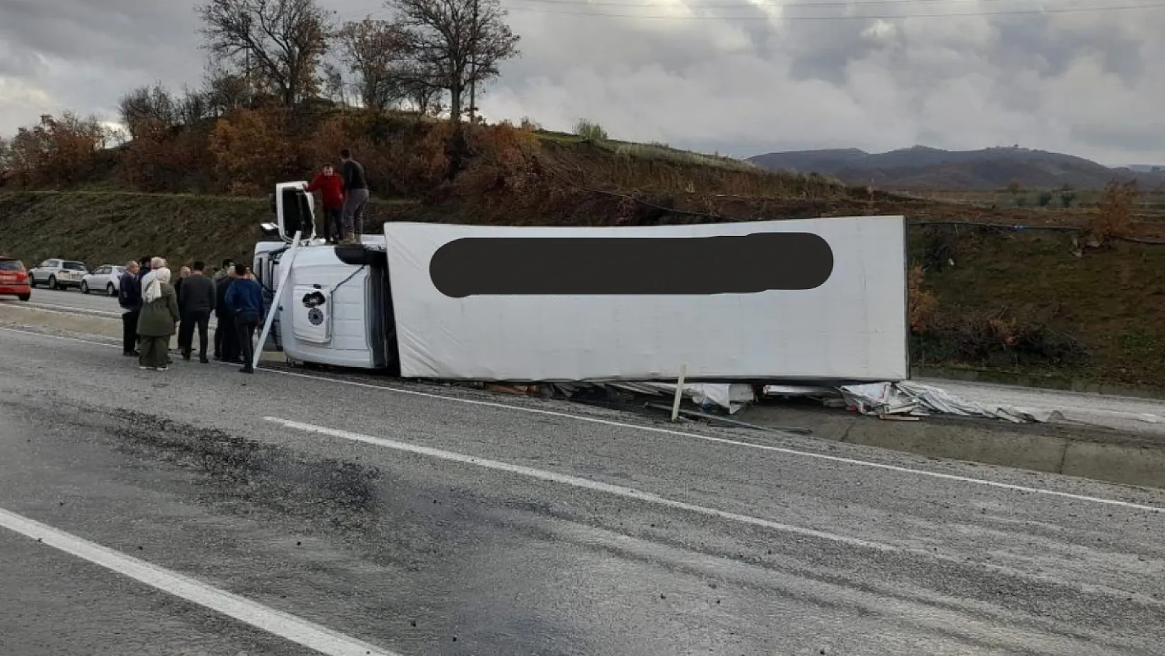 Tır kayganlaşan yolda devrildi 1 yaralı