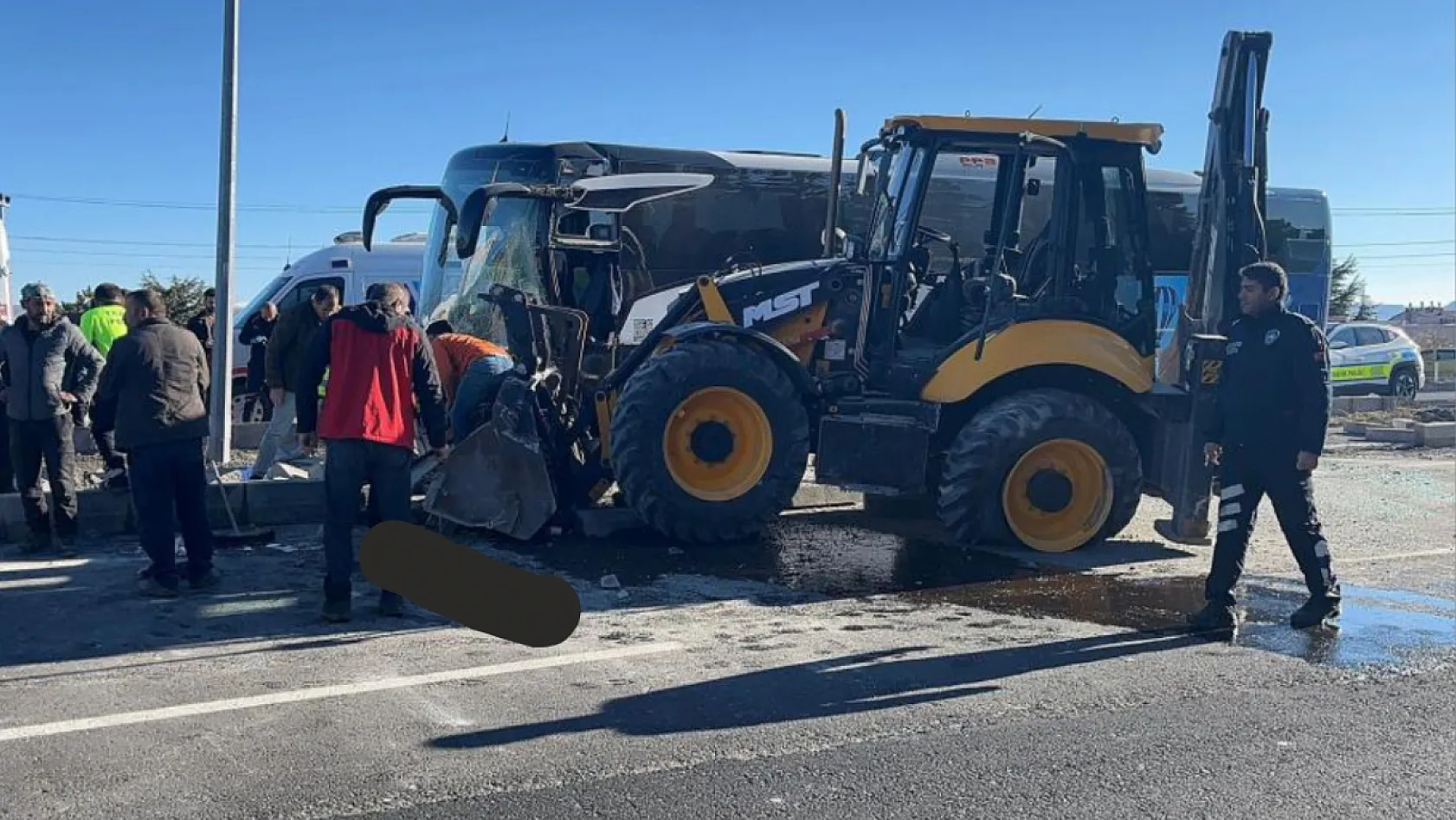 Turistleri taşıyan otobüs ile iş makinesi çarpıştı: 1'i ağır 6 yaralı