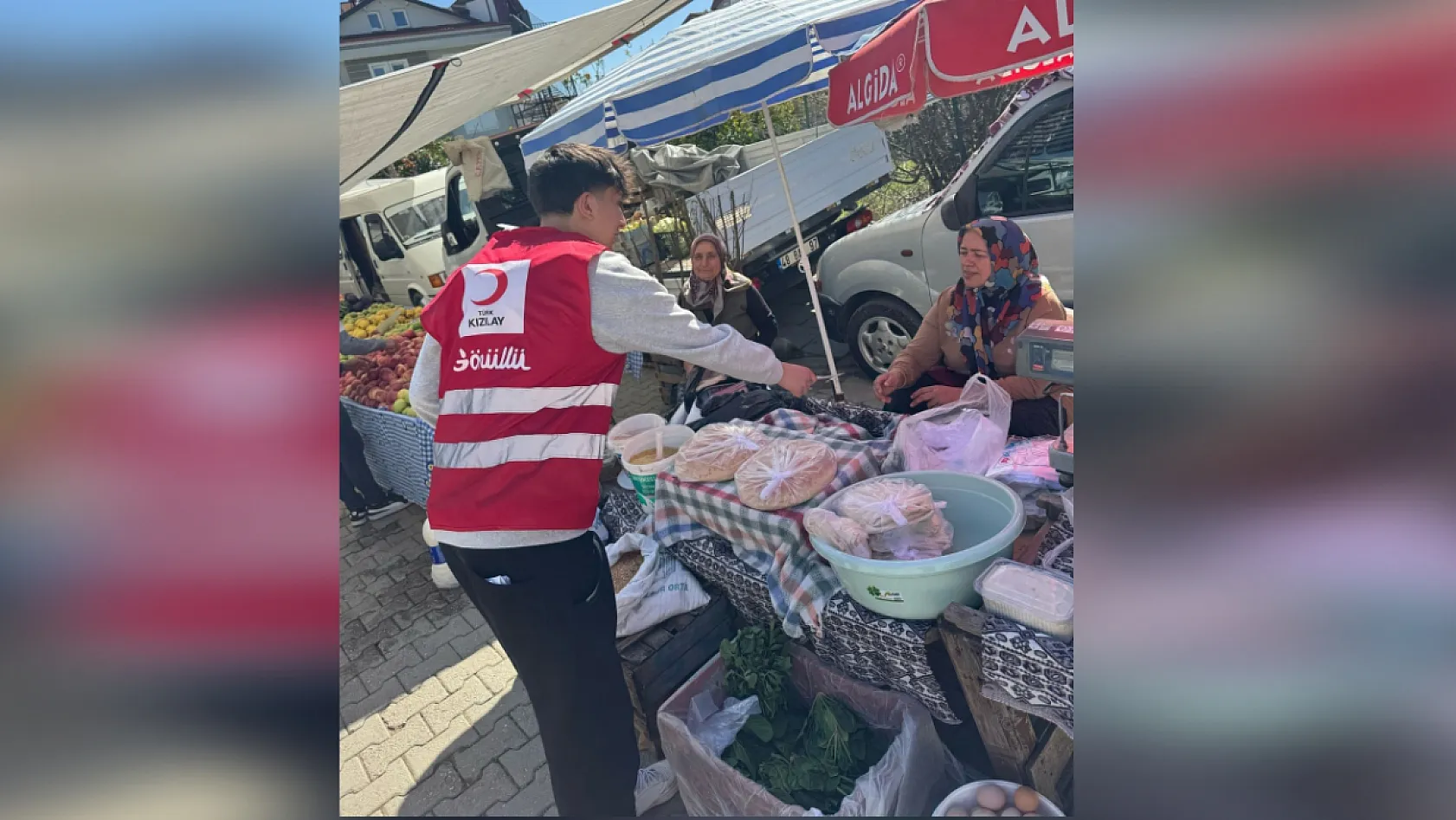 Kızılay gönüllüleri Seydikemer'de kan bağışına teşvik etmek için broşür dağıttı