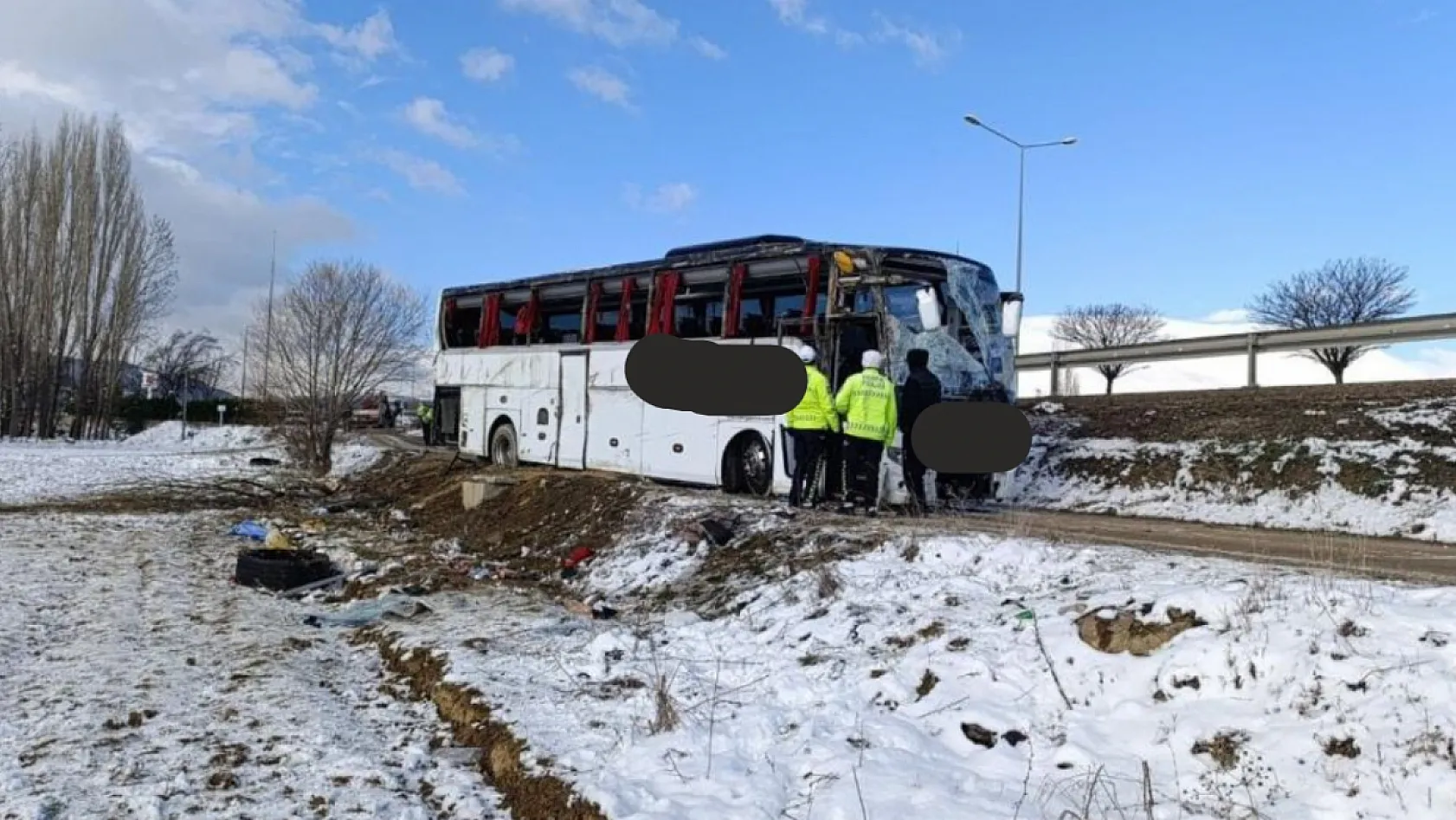Afyonkarahisar'da yolcu otobüsü devrildi: 1 ölü, 25 yaralı
