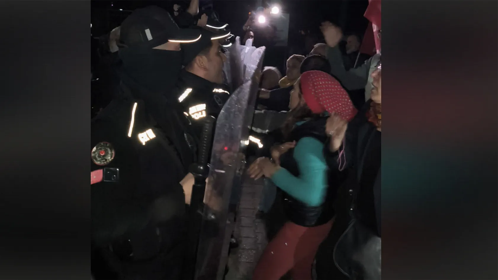 Fethiye'de gergin anlar: Polis, İmamoğlu'na destek için toplanan gruba müdahale etti