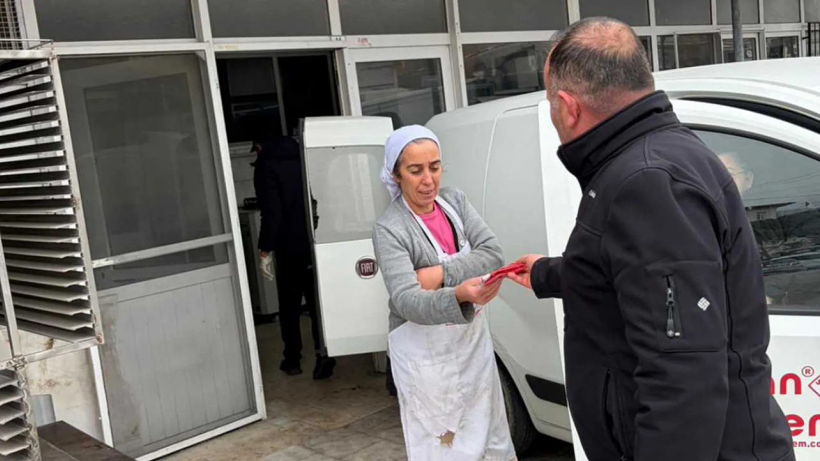 Muğla Büyükşehir Türk Bayrağı Dağıtarak Dayanışma Mesajı Verdi