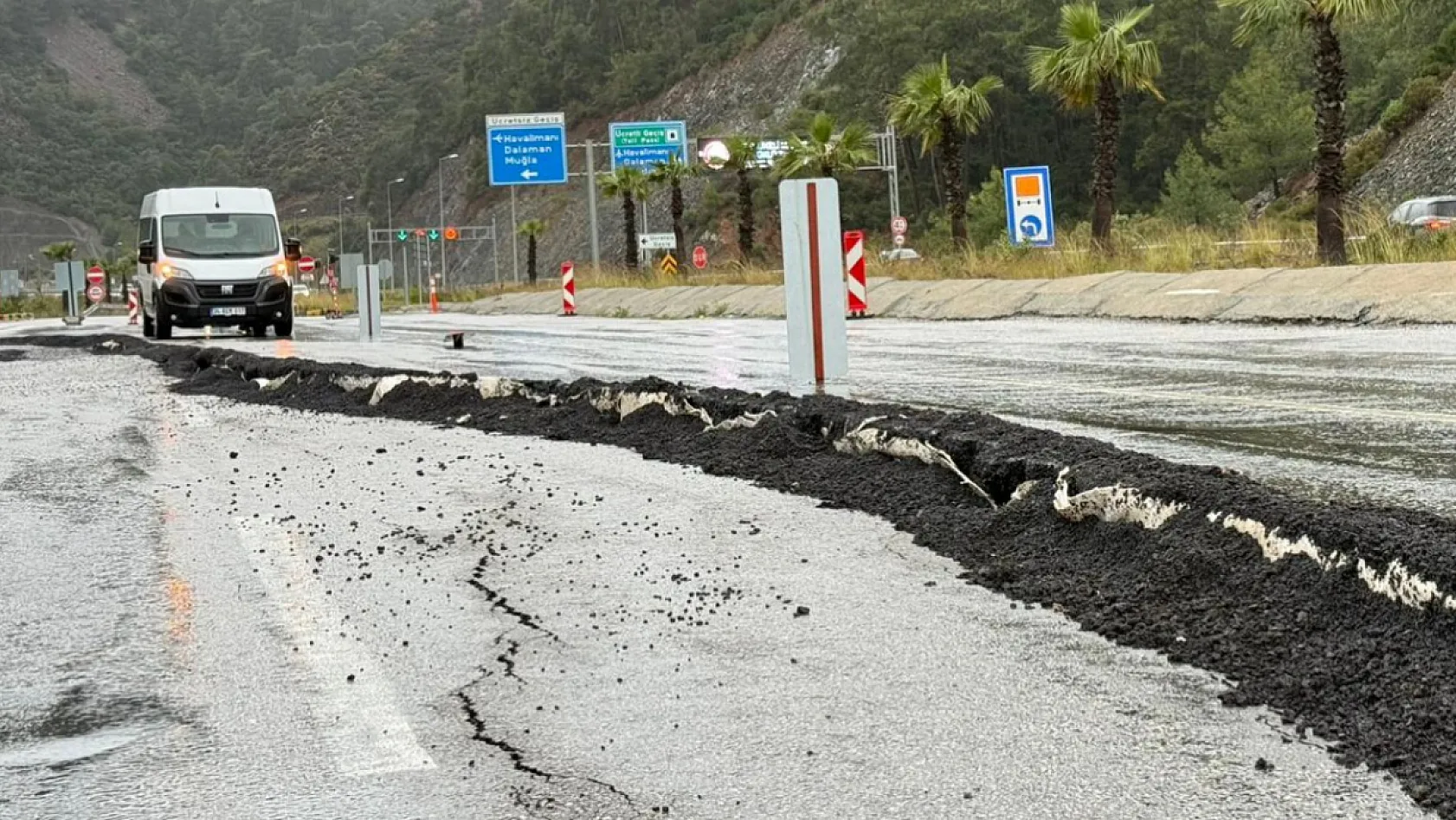 Göcek'ten Fethiye İstikametine Giden Yolda Asfalt Çökmesi
