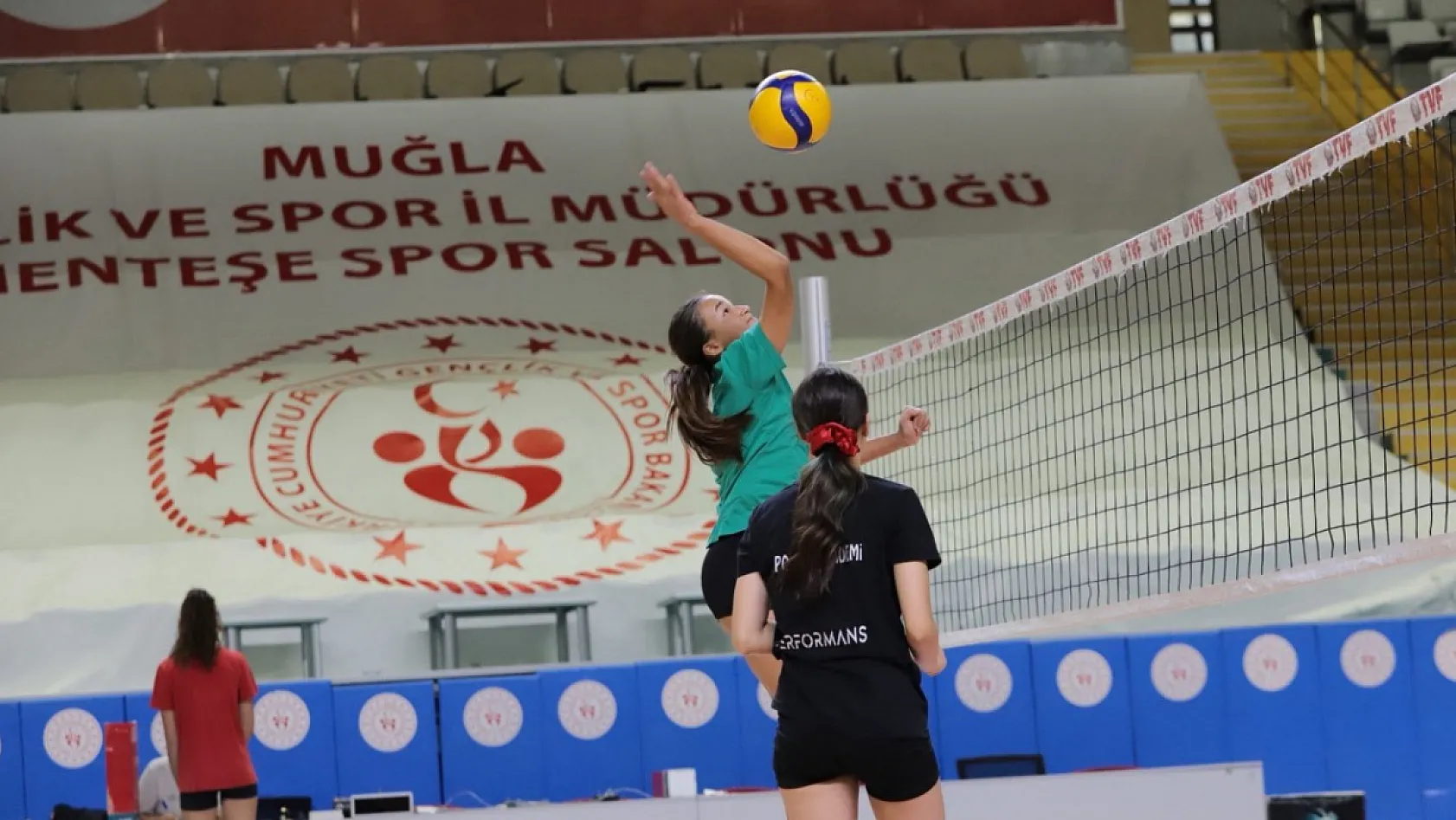 Muğla'nın voleybol yıldızları Analig için sahaya indi