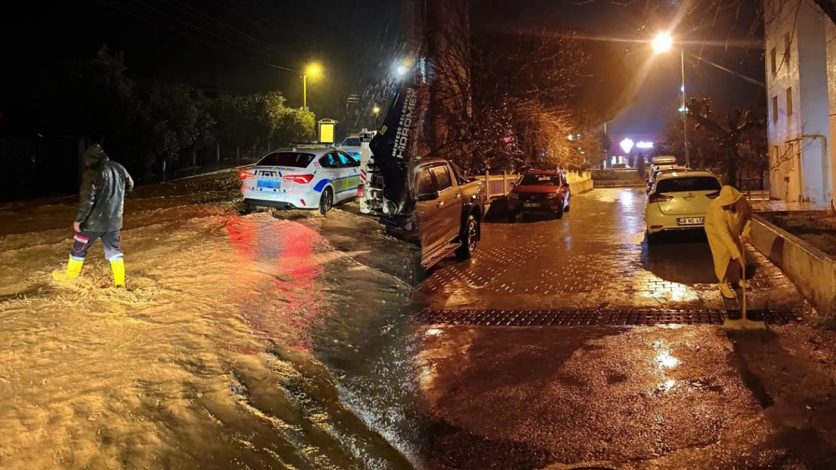Menteşe Belediyesi ekipleri gece boyunca mesai yaptı