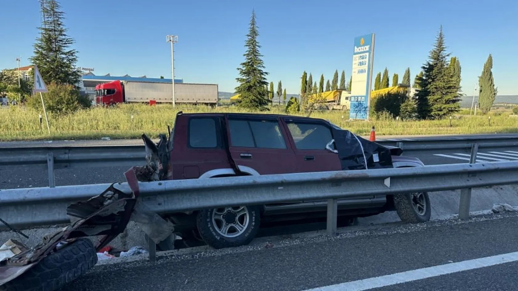 Uşak'ta feci kazada 1 kişi hayatını kaybederken, 2 kişi yaralandı
