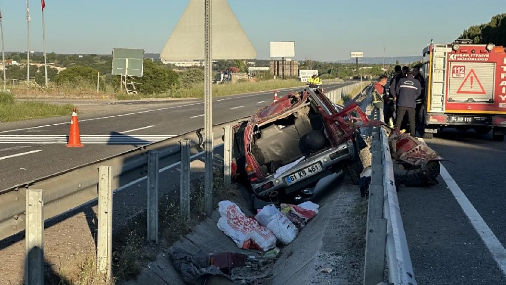 Uşak'ta feci kazada 1 kişi hayatını kaybederken, 2 kişi yaralandı