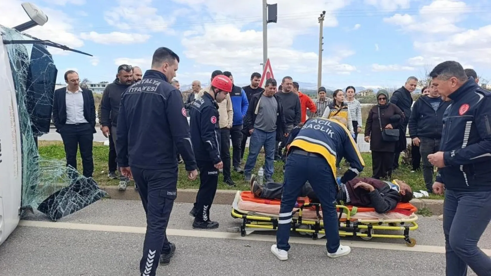 Hafif ticari aracın çarptığı midibüs devrildi: 7 yaralı