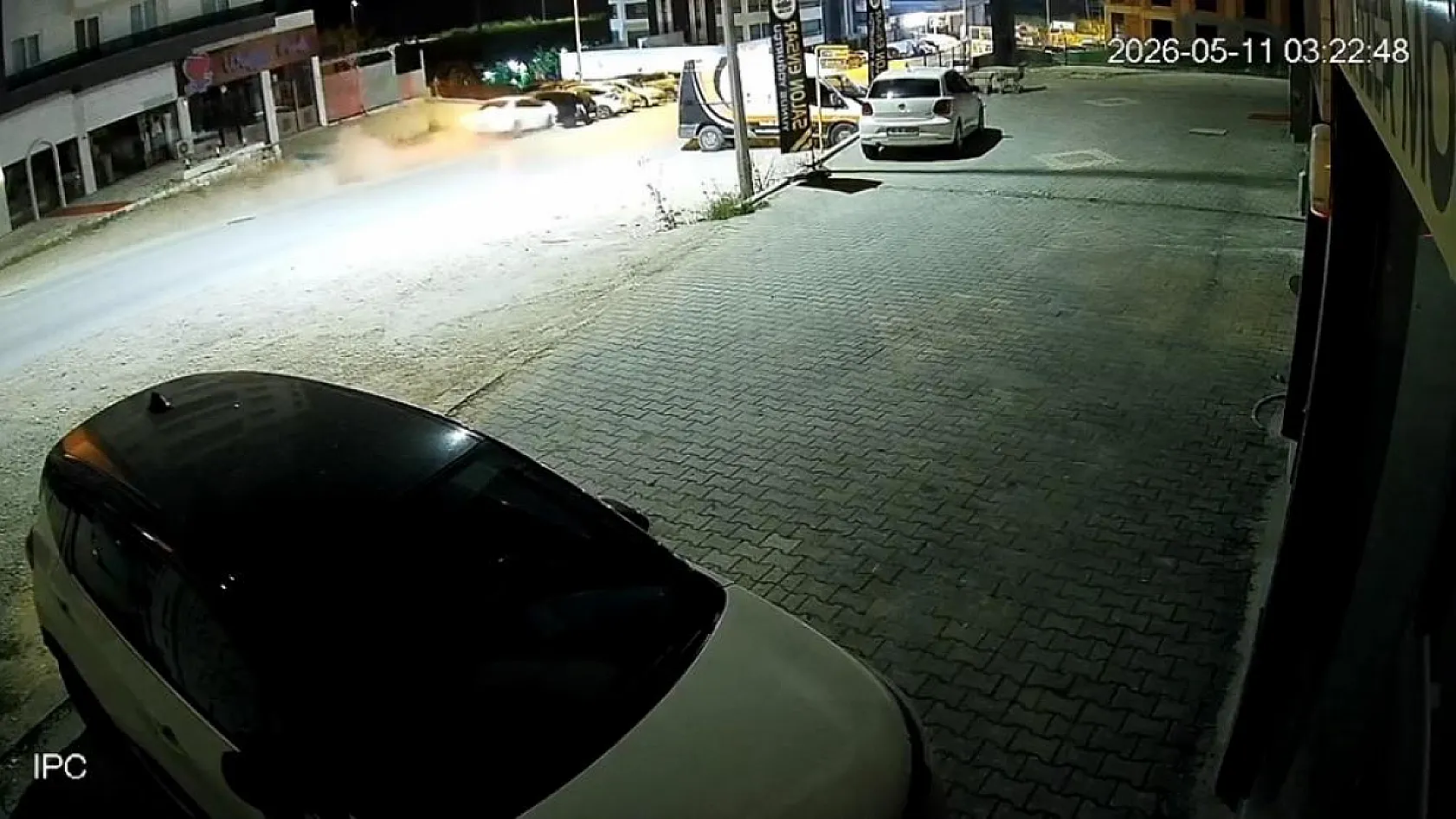 Uyuyakalan sürücü park halindeki araçlara daldı