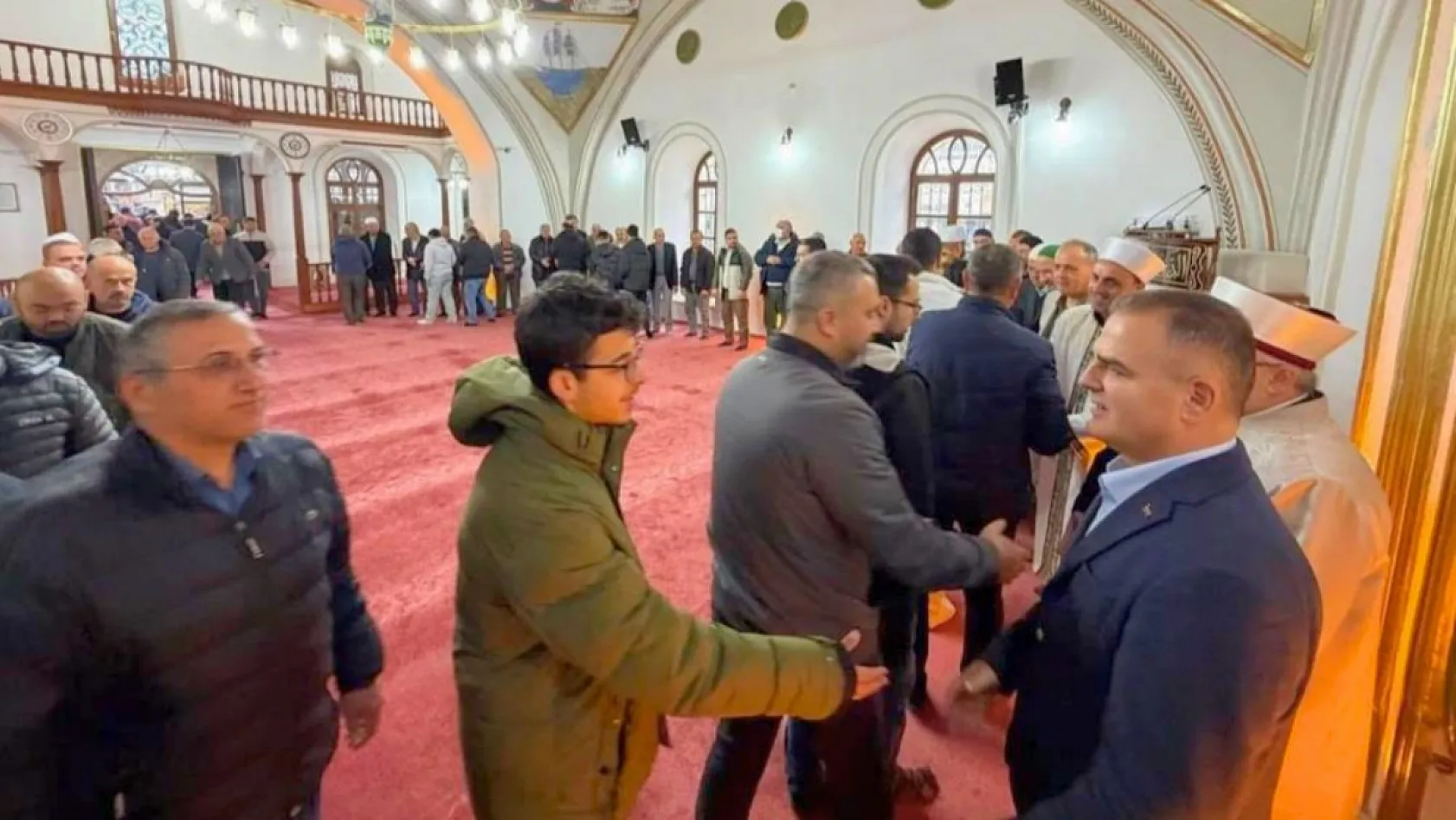 Vali Akbıyık bayram namazını Menteşe'de kıldı