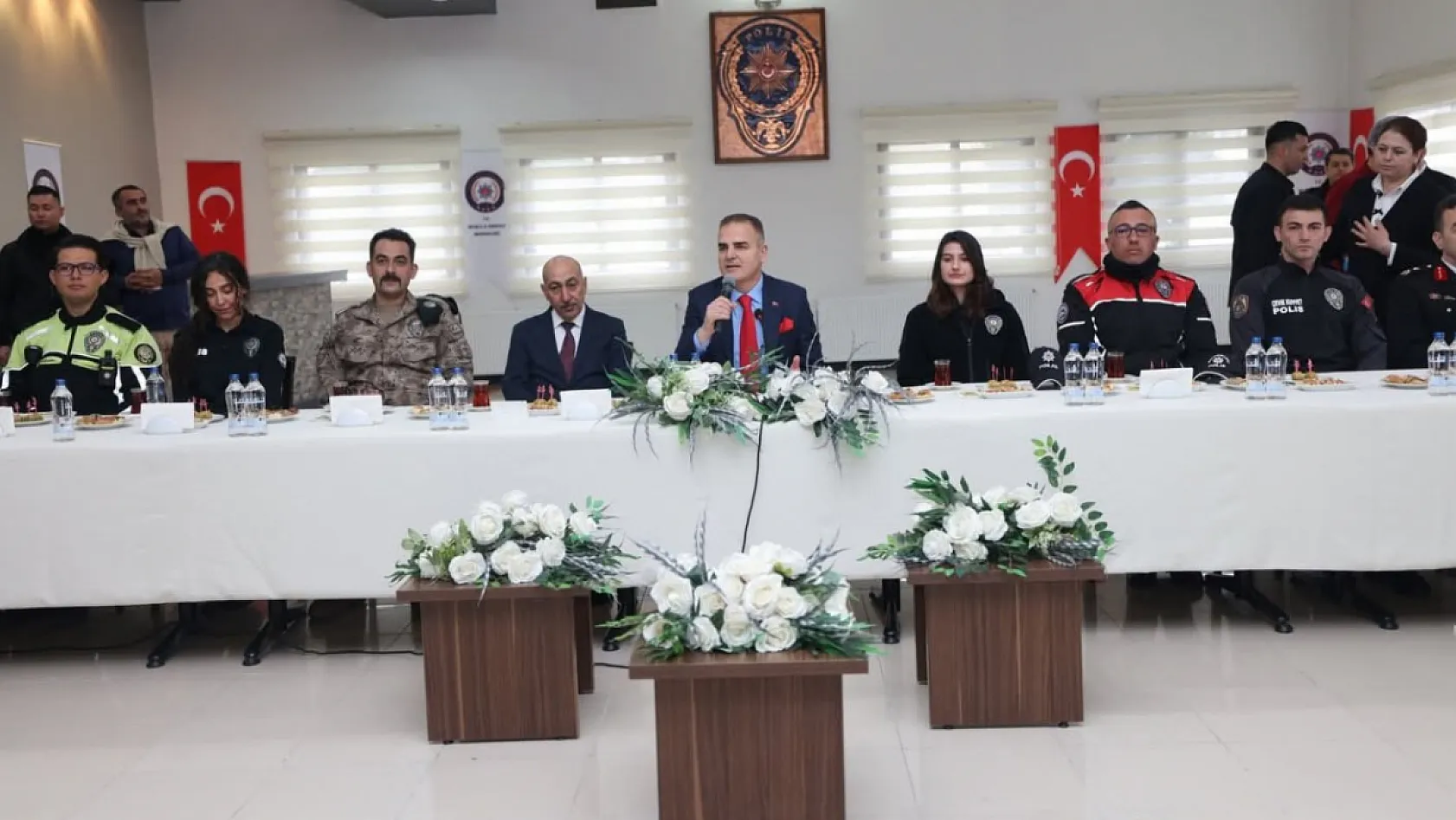 Vali Akbıyık bayramda güvenlik güçleri ile bir araya geldi