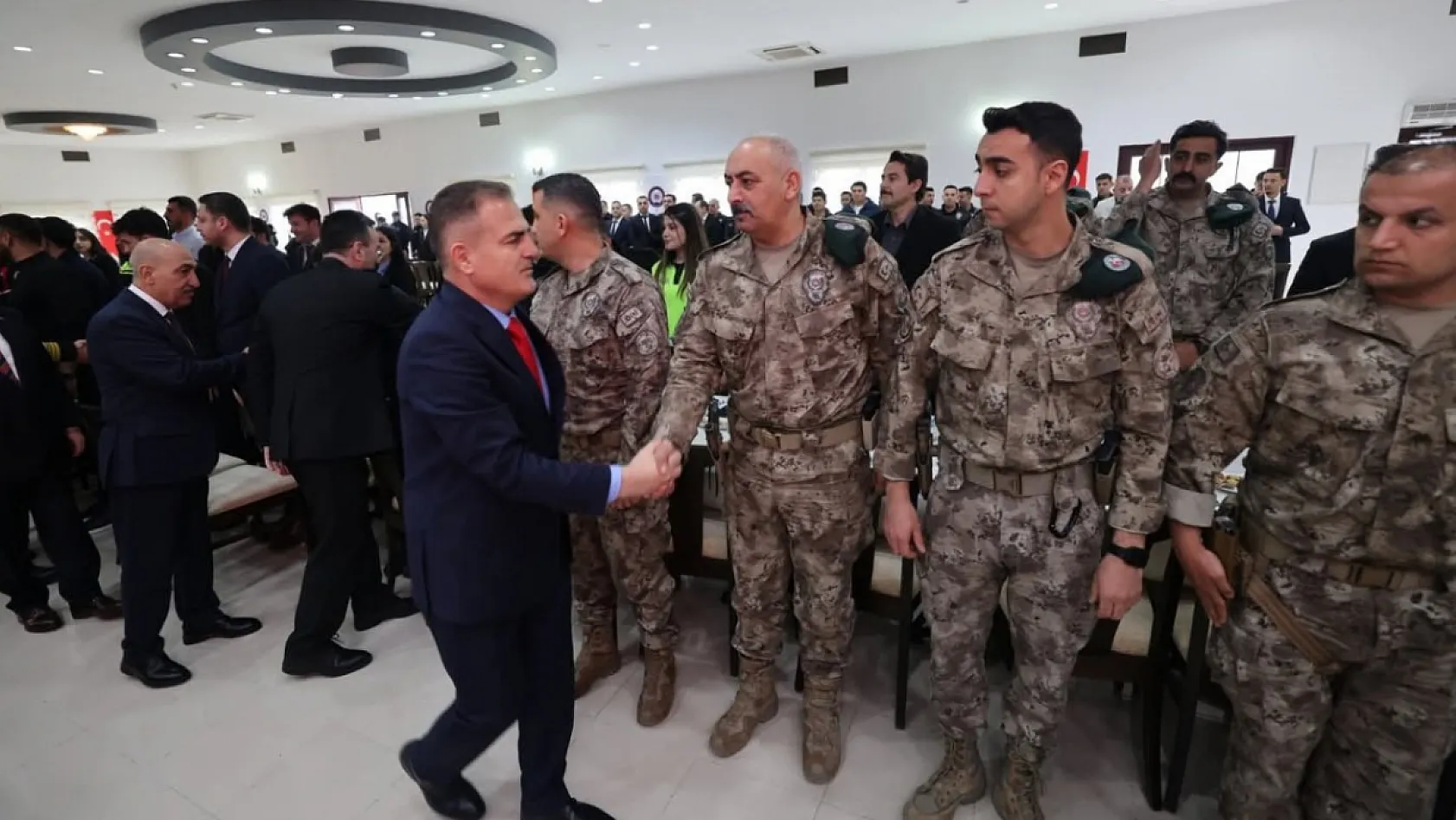 Vali Akbıyık bayramda güvenlik güçleri ile bir araya geldi
