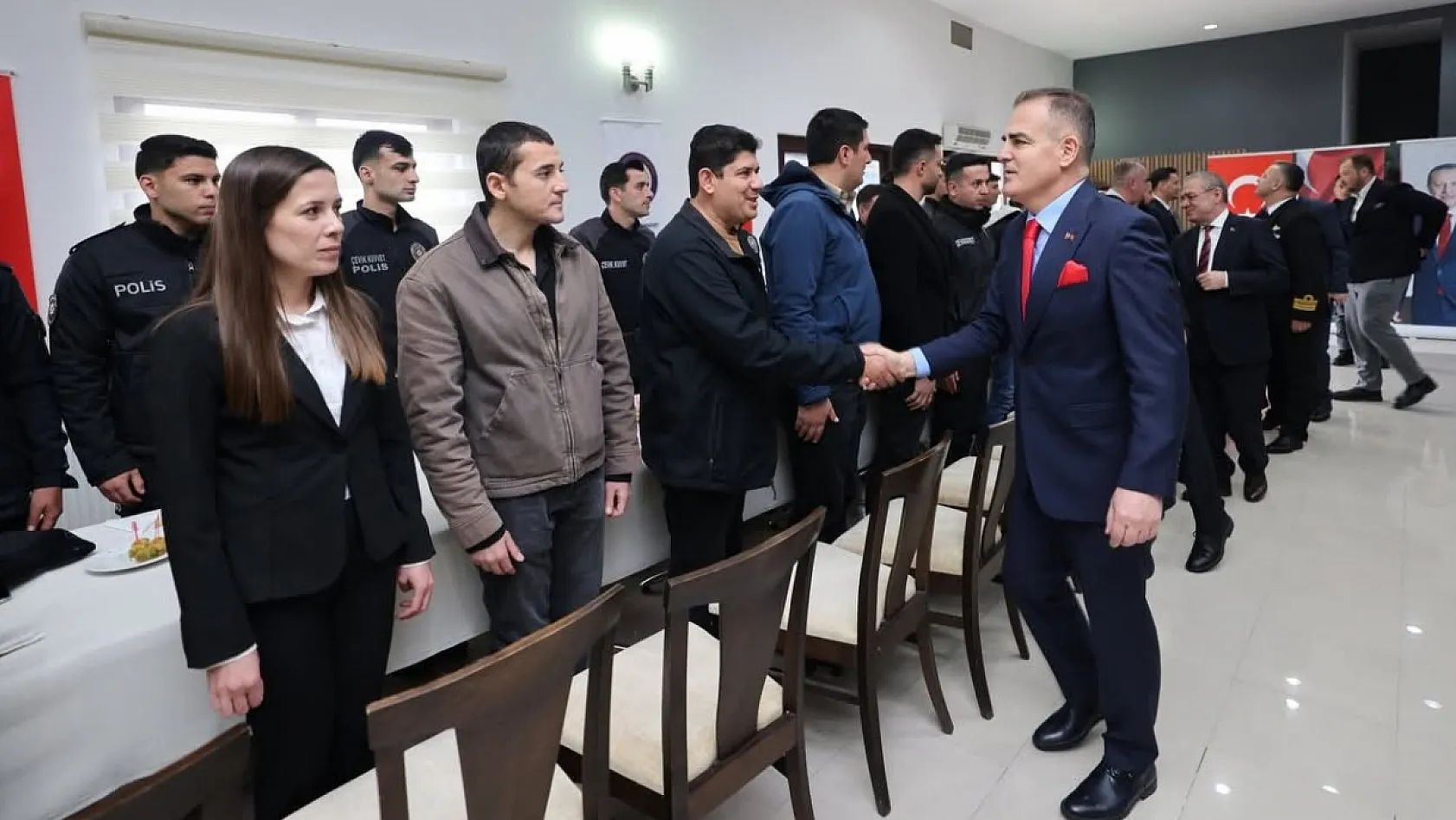 Vali Akbıyık bayramda güvenlik güçleri ile bir araya geldi