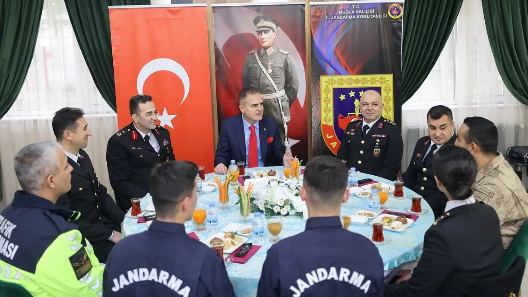 Vali Akbıyık bayramda güvenlik güçleri ile bir araya geldi