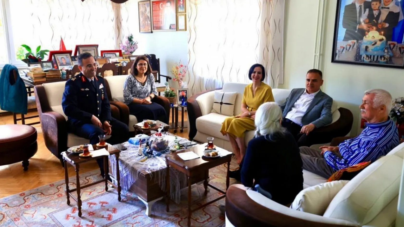 Vali Akbıyık şehit Binbaşı Kıvanç Cesur'un ailesini ziyaret etti