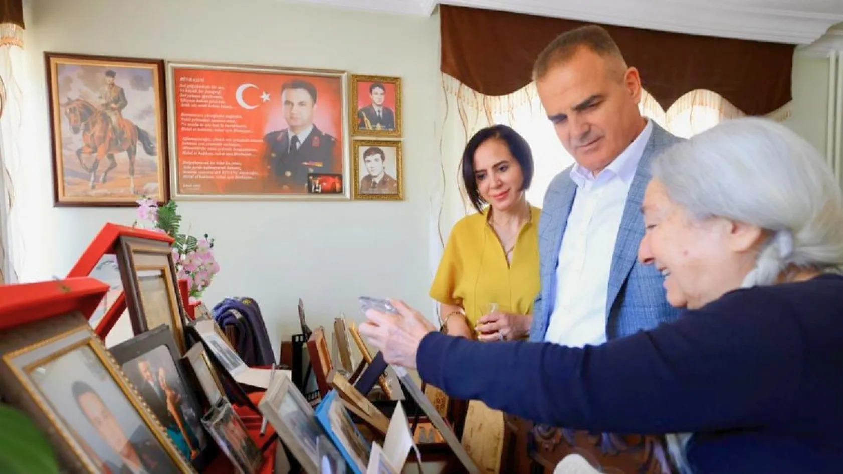 Vali Akbıyık şehit Binbaşı Kıvanç Cesur'un ailesini ziyaret etti
