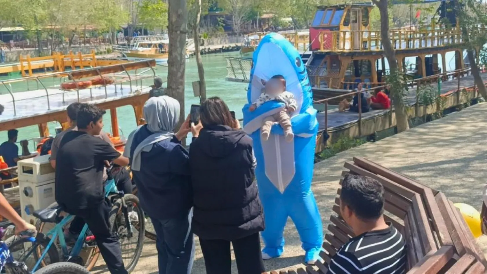 Vatandaşları eğlendirmek için köpek balığı kostümüyle Antalya sokaklarında dolaşıyor