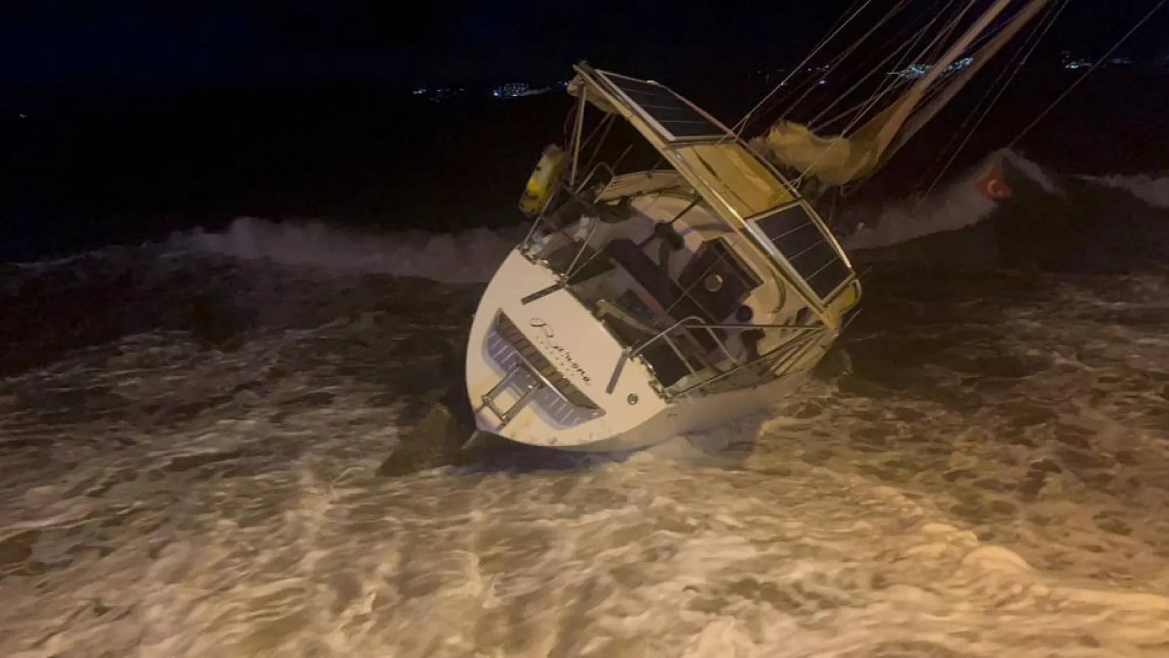 Muğla'da fırtına milyonluk tekneyi karaya sürükledi
