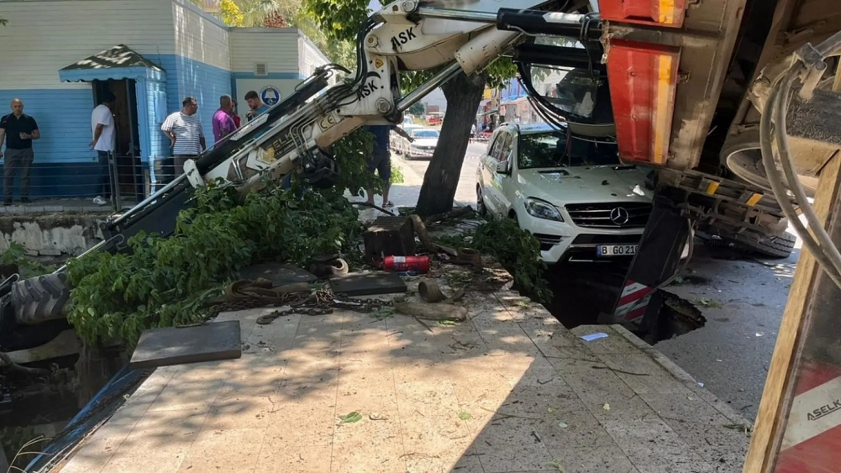 Vinç aracın üzerine devrildi, kepçe dereye uçtu