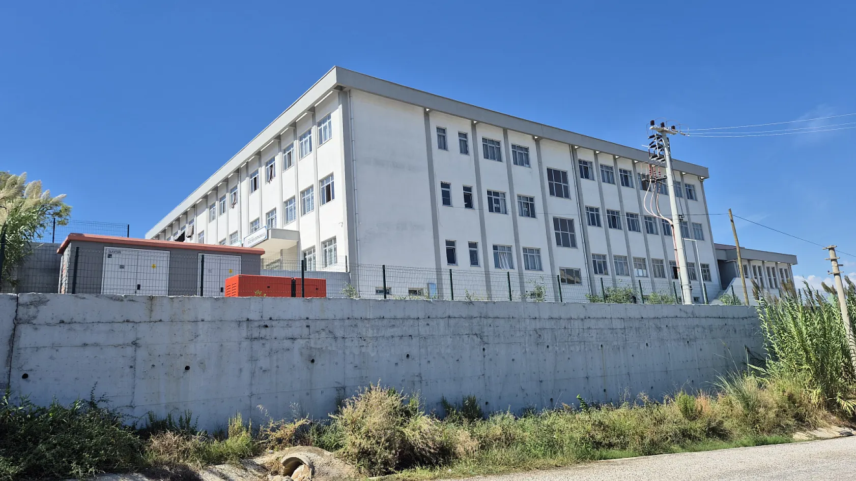 Fethiye'de Veliler Öğretmenlerinin Seydikemer'e Görevlendirilmesine Tepki Gösterdi