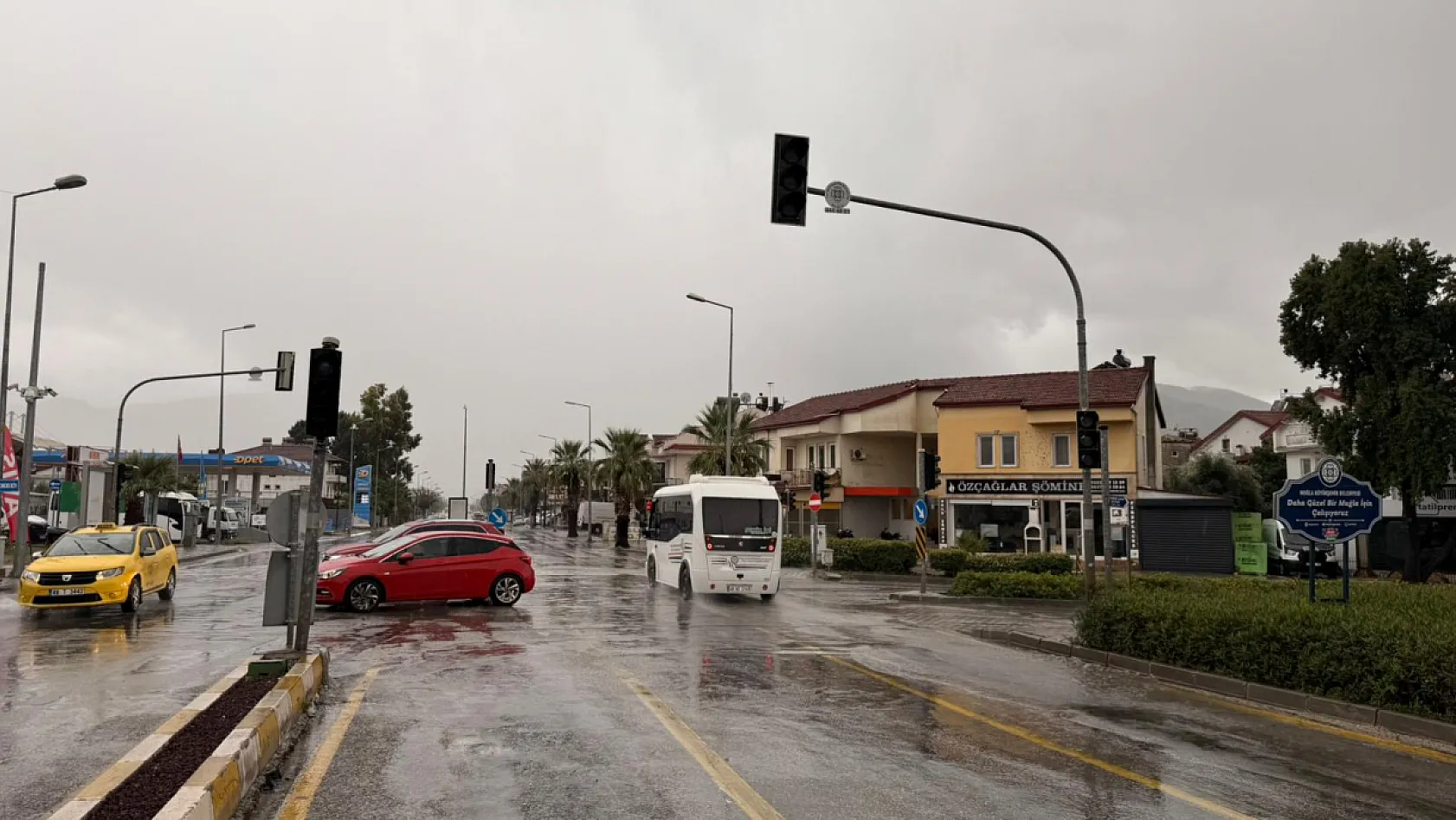 Fethiye'de elektrik kesildi: Trafik ışıkları söndü