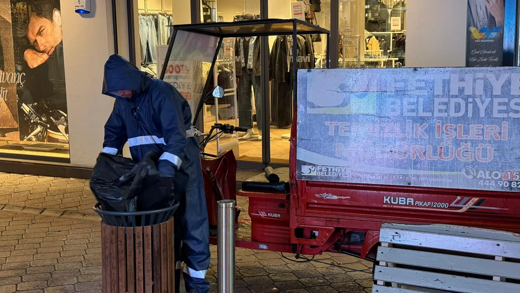 Fethiye Çarşı Caddesi'nde Yağmur Altında Temizlik Çalışması