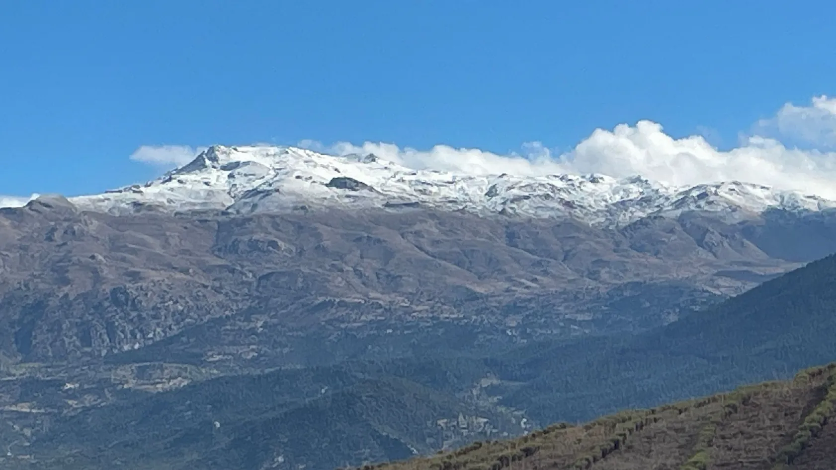 Seydikemer'in yüksek dağlarına yılın ilk karı düştü