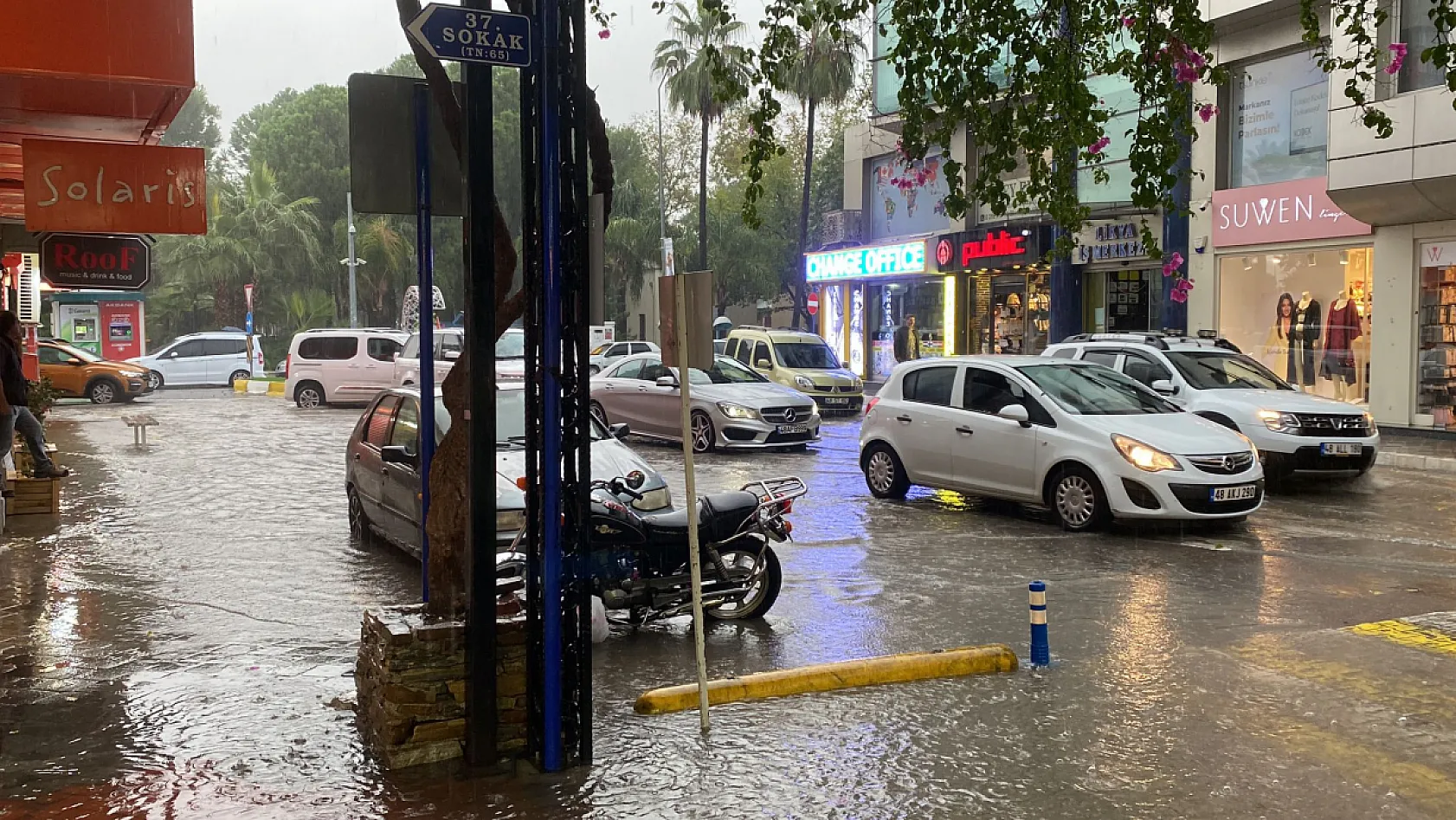 Fethiye'de Fırtınalı Sağanak Yağmur Etkili Oluyor