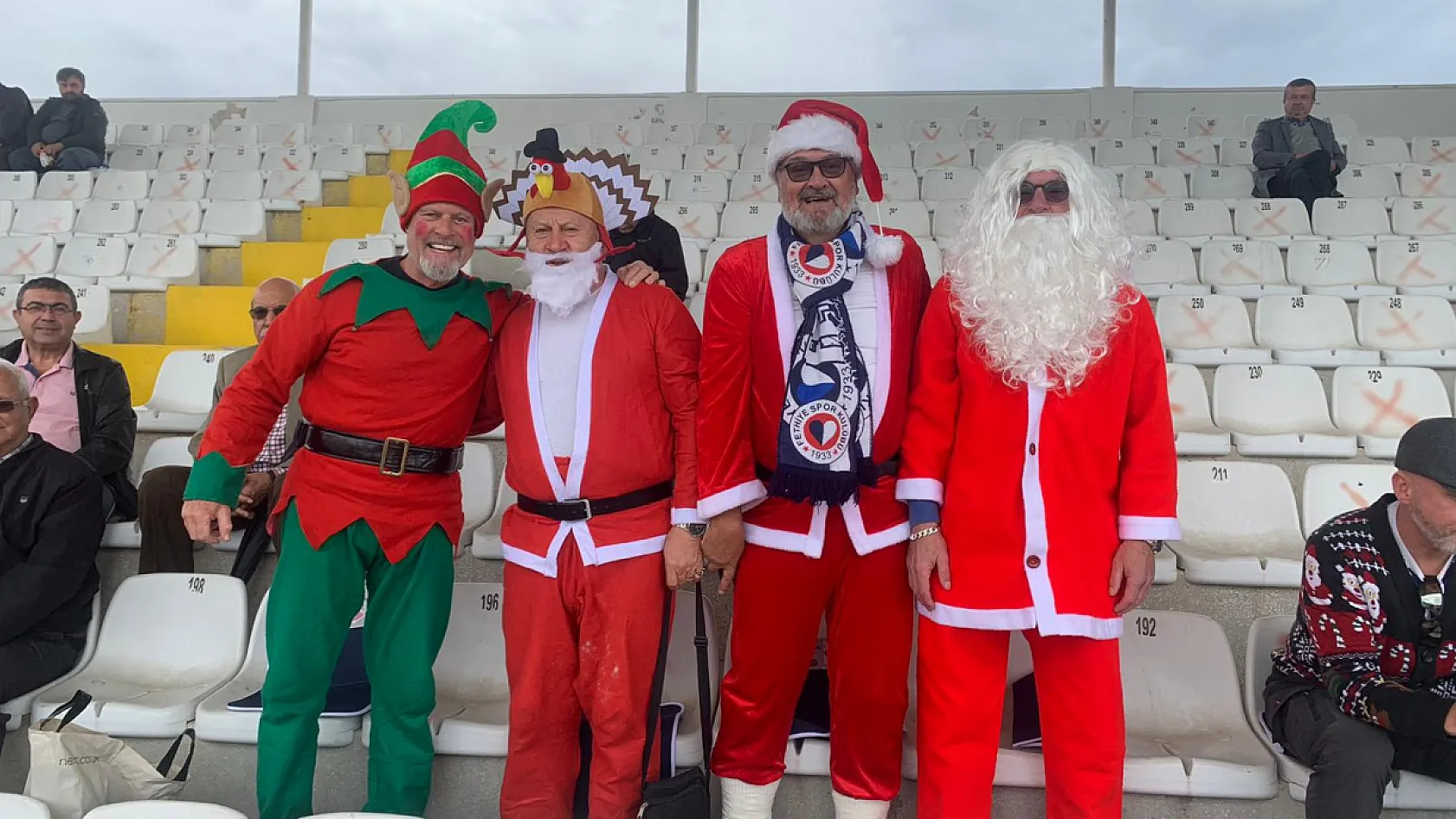 Fethiyespor maçını Noel Baba kostümüyle izlediler İlgi odağı oldular…