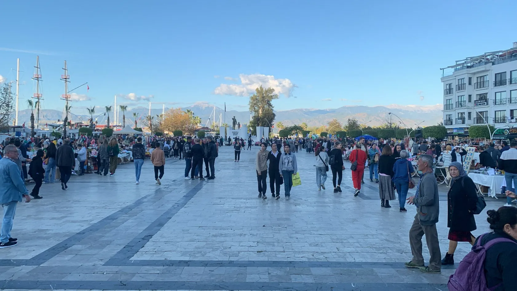 Fethiye Yeni Yıl Pazarı'na İkinci Gününde Yoğun İlgi