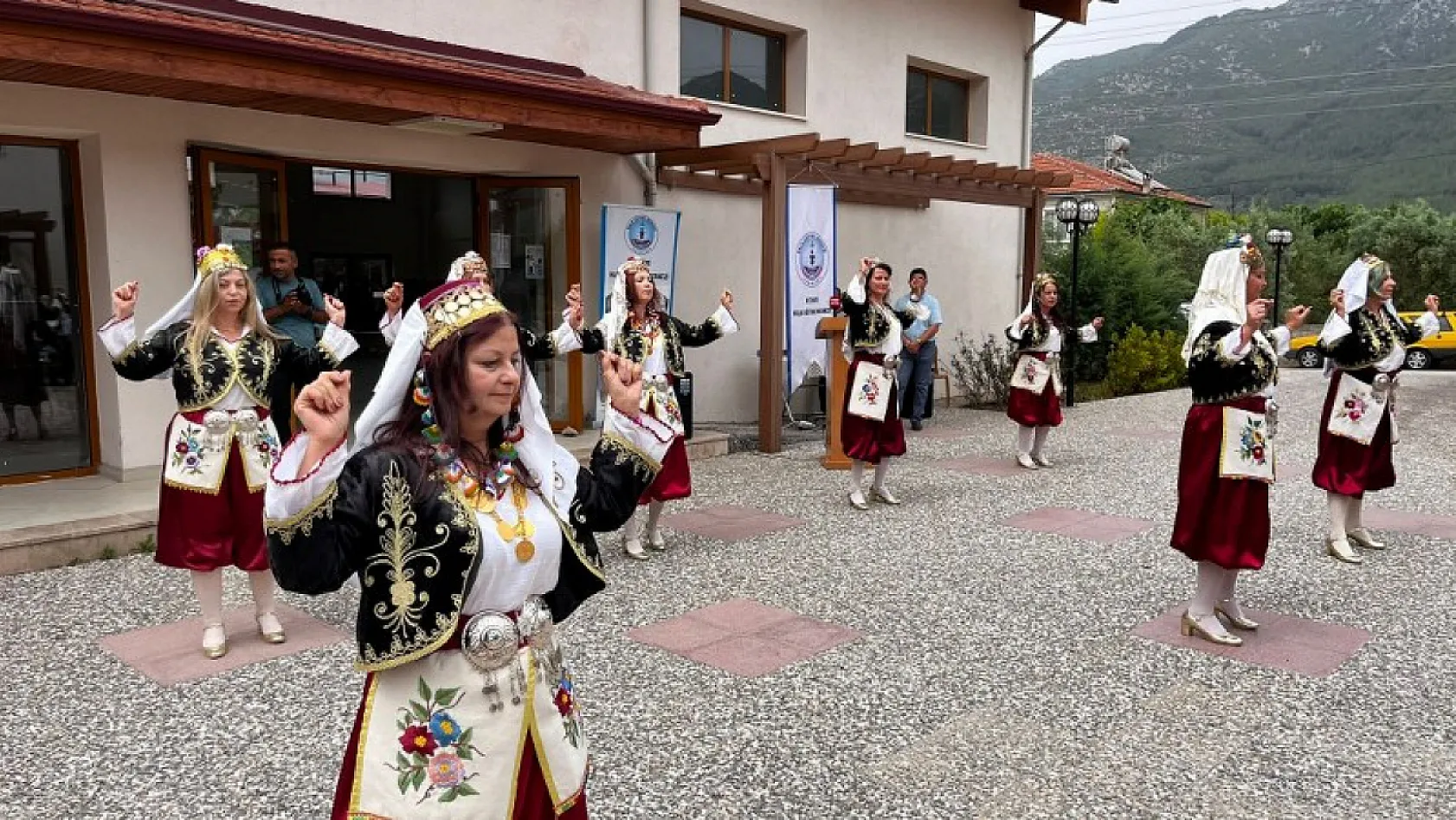 Fethiye'de Halk Eğitim Üzümlü Dastar Dokuma ve Giyim Sergisi Açıldı