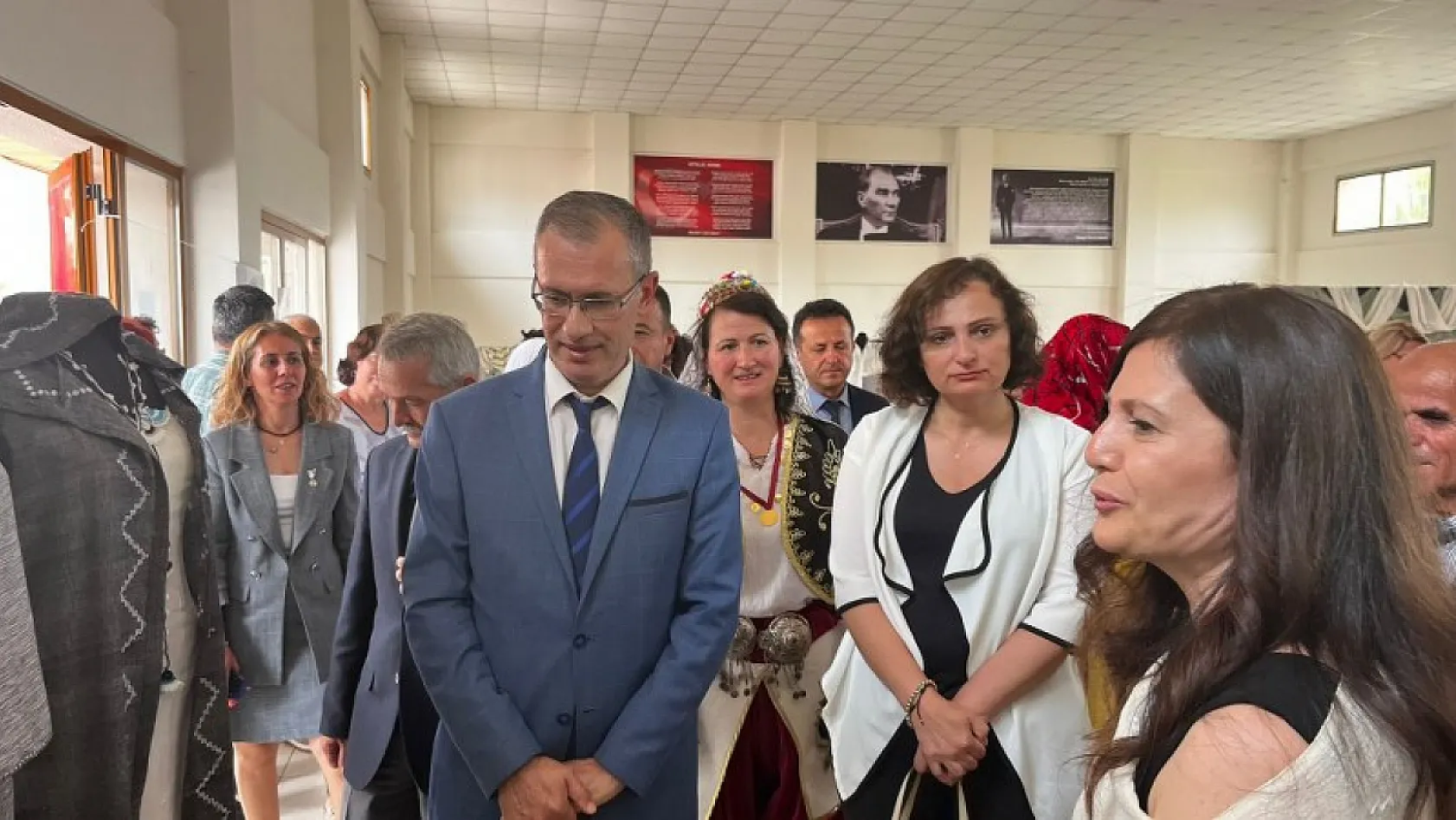 Fethiye'de Halk Eğitim Üzümlü Dastar Dokuma ve Giyim Sergisi Açıldı