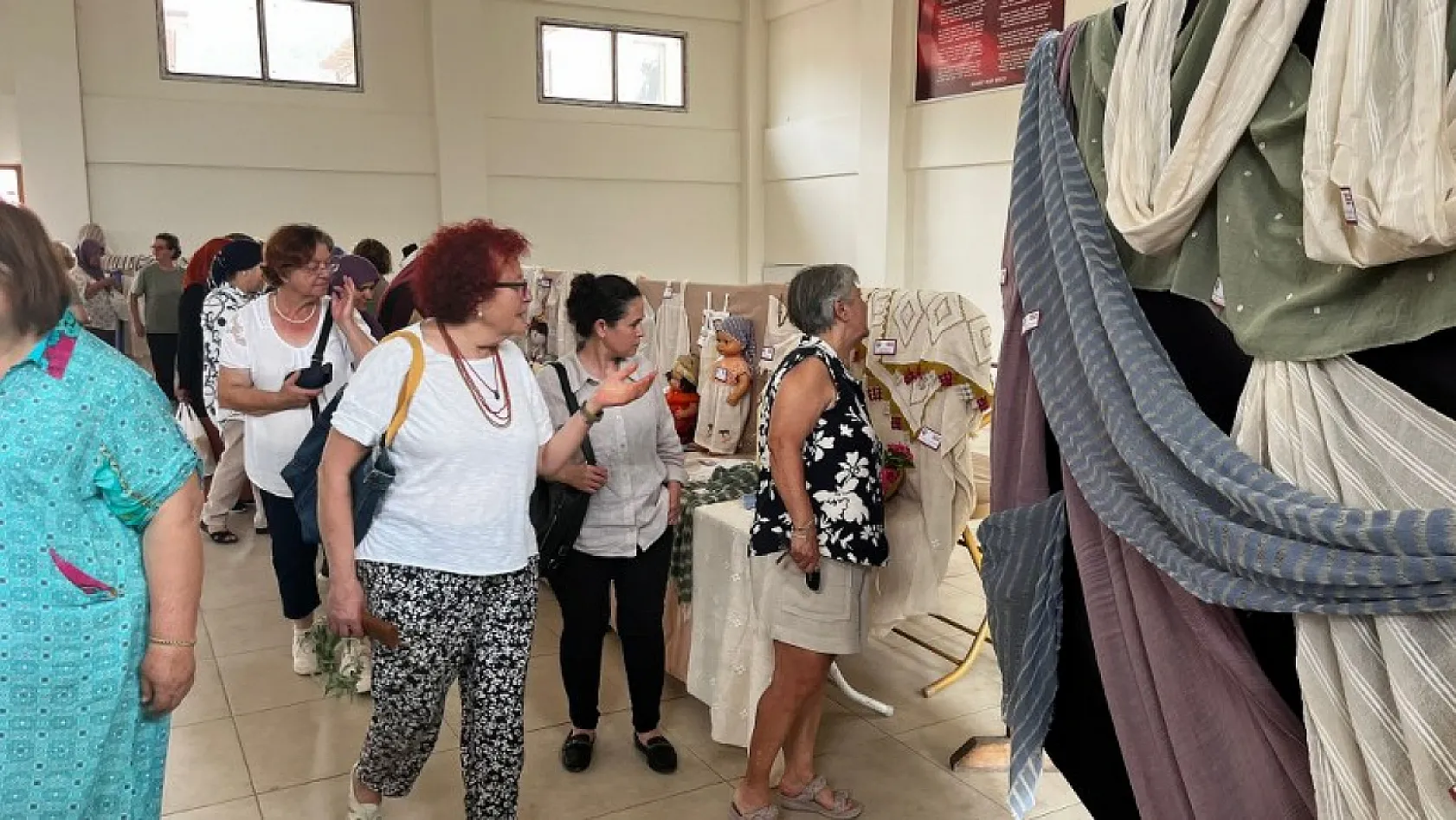 Fethiye'de Halk Eğitim Üzümlü Dastar Dokuma ve Giyim Sergisi Açıldı