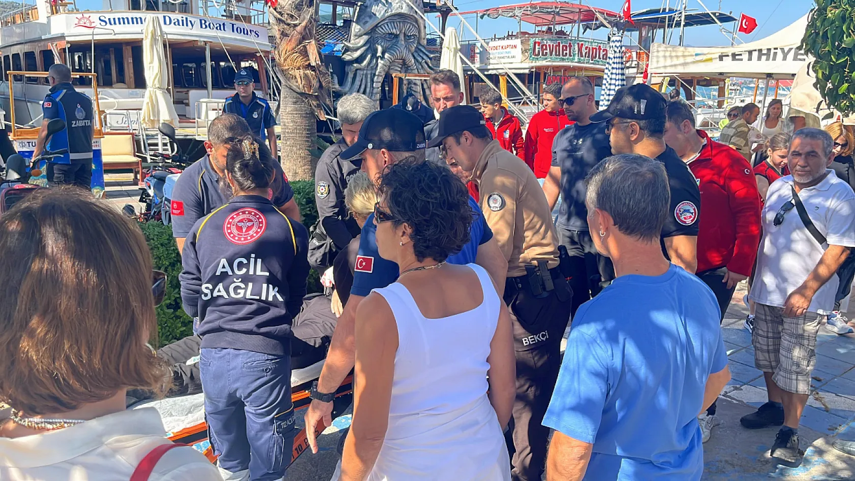 Cumhuriyet Coşkusuna Talihsizlik, Fethiye'de Polis Köpek Saldırısına Uğradı, Vatandaş Bayıldı