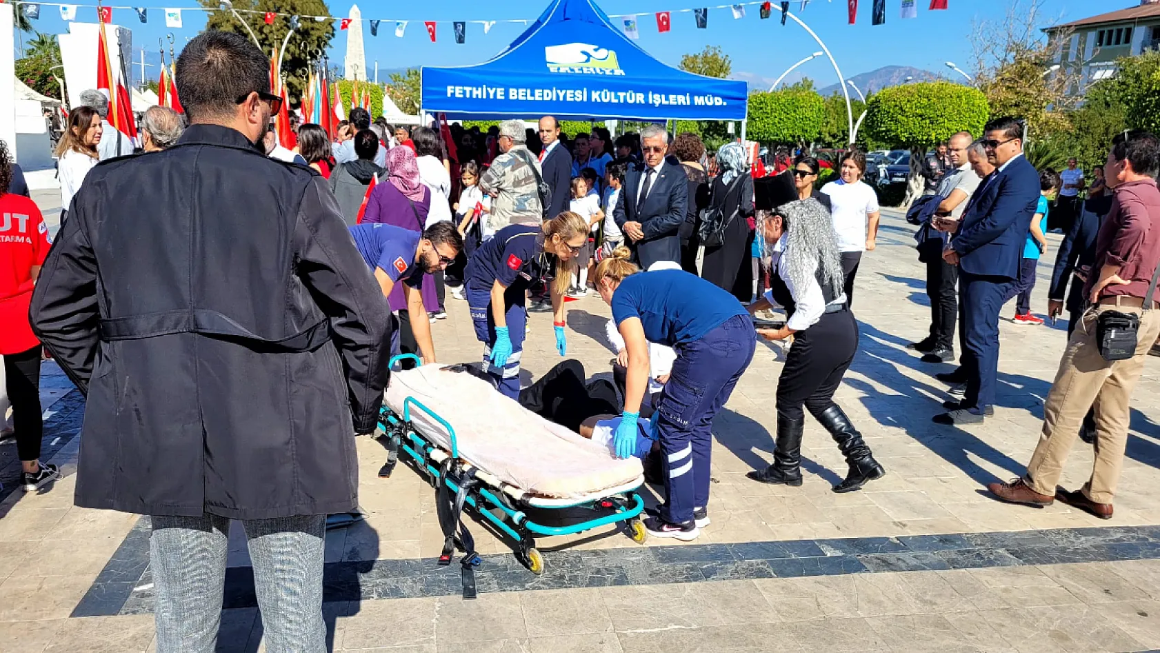 Cumhuriyet Coşkusuna Talihsizlik, Fethiye'de Polis Köpek Saldırısına Uğradı, Vatandaş Bayıldı