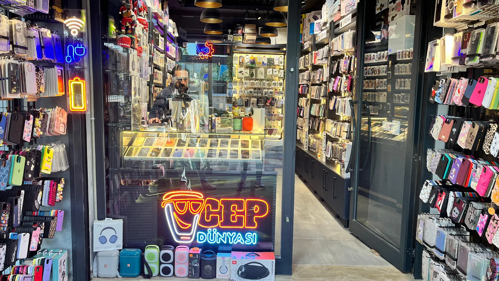 Fethiye'de Cep Telefonu Esnafı Ceylan'dan Uyarı: 'Yurt Dışı Kayıtsız Cihazlara Dikkat Edin'